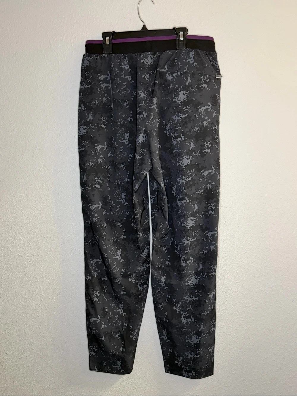 Fabletics Mens The Fundamental Pant  Black Camo Joggers Medium NWT